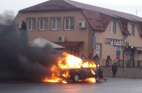 У селі Озерна – ДТП. Автомобіль згорів, водій з травмами у лікарні (Фото/Відео)