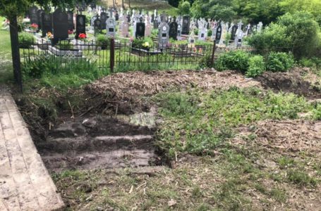 Намул і сміття: на Тернопільщині злива затопила кладовище (Відео)