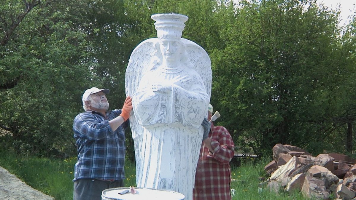 Янголи – на захист. На Тернопільщині 71-річний майстер подарував односельцям чотири скульптури