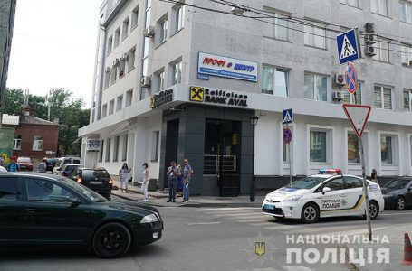 У центрі Тернополя працівники спецслужб шукали вибухівку в авто (Відео)