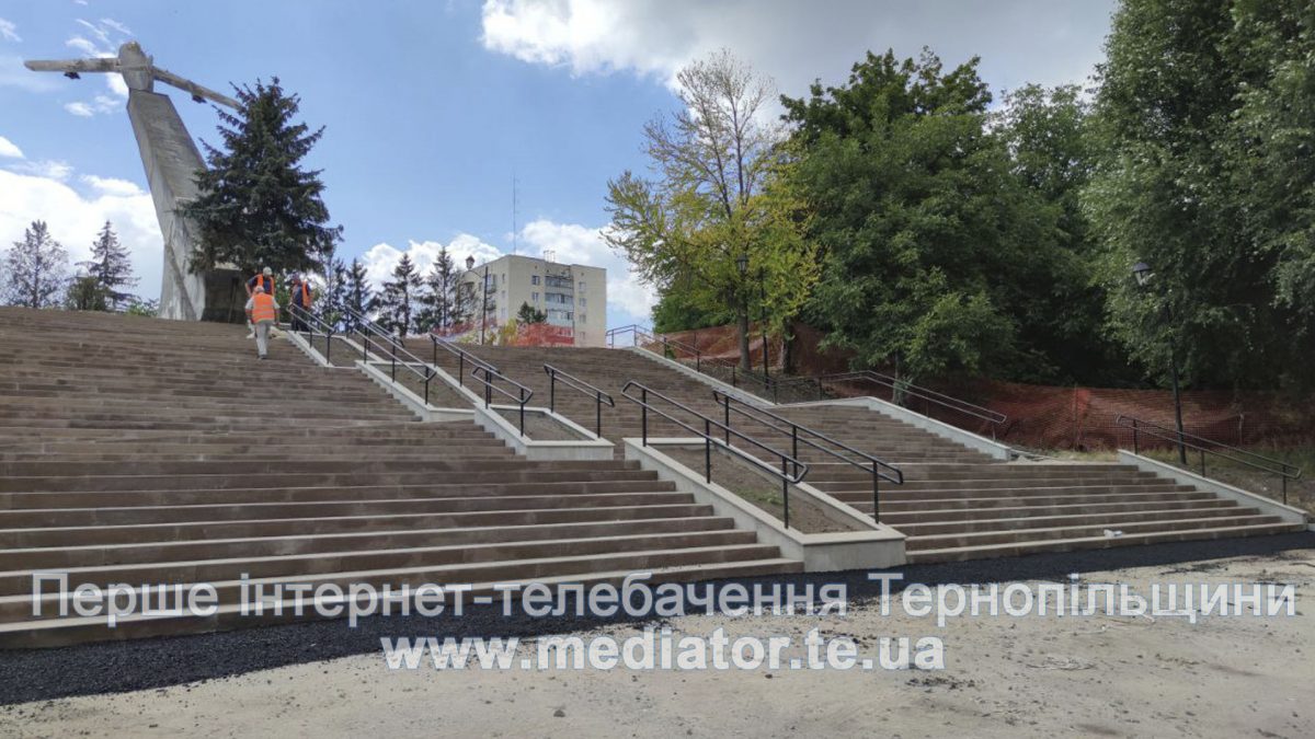 У парку Нацвідродження закінчують ремонт сходів (Фото)