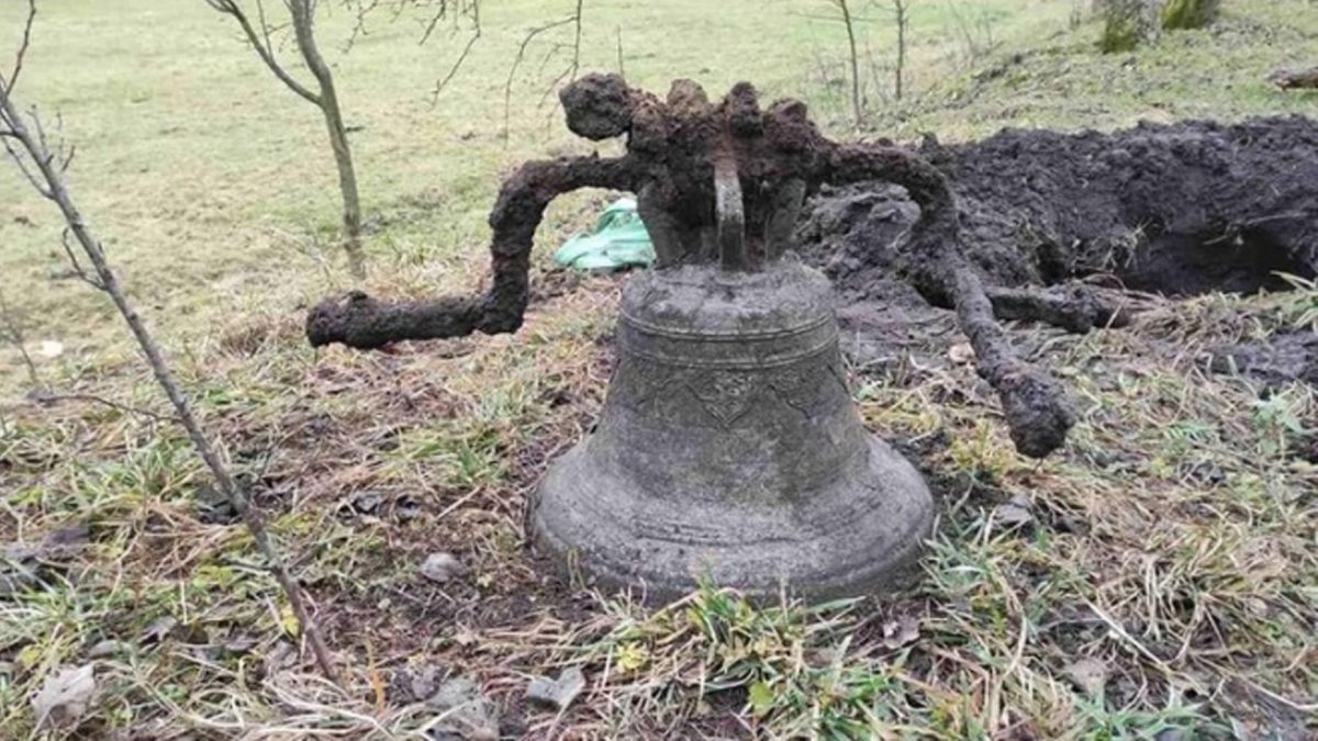 На Тернопільщині знайшли дзвін, закопаний під час окупації