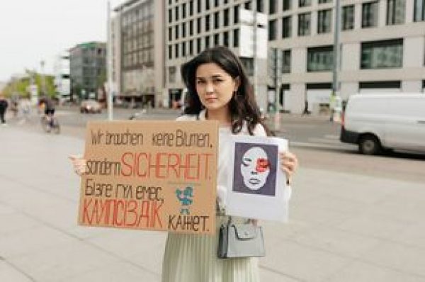 Казахстанки, які проживають в Європі, організували серію мирних мітингів