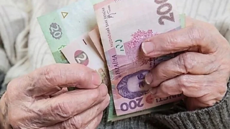 35 років стажу яка пенсія: розмір виплат у 2026 році