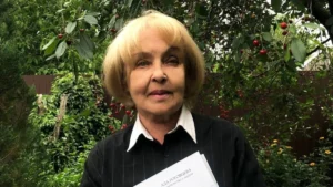 Ада Роговцева з аркушами віршів на 89-річчя