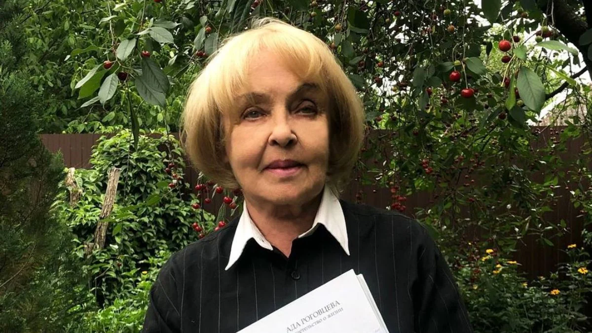 Ада Роговцева з аркушами віршів на 89-річчя