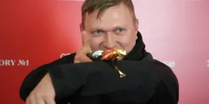 Артем Рижиков тримає Золоту Дзиґу як Відкриття року