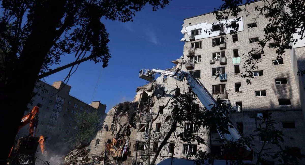 Зруйнована багатоповерхівка в Києві після ракетної атаки Іскандер і Циркон