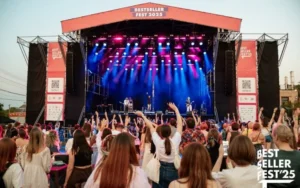 Вечірній музичний виступ на сцені BestsellerFest у Львові перед натовпом