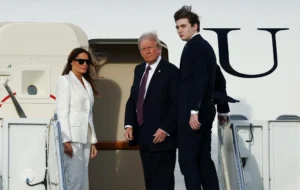 Дональд Трамп з Меланією та Барроном на трапі Air Force One