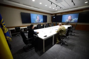 «Дякую за відвертість»: Зеленський вперше зібрав Ставку з командирами та виробниками зброї