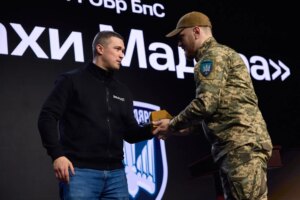 Драпатий та Федоров тиснуть руки під час обговорення реформ в армії