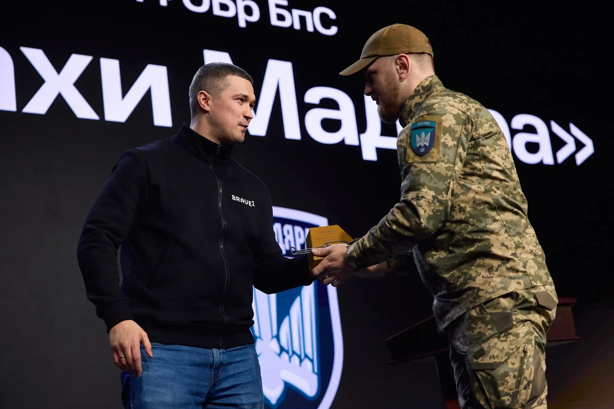 Драпатий та Федоров тиснуть руки під час обговорення реформ в армії