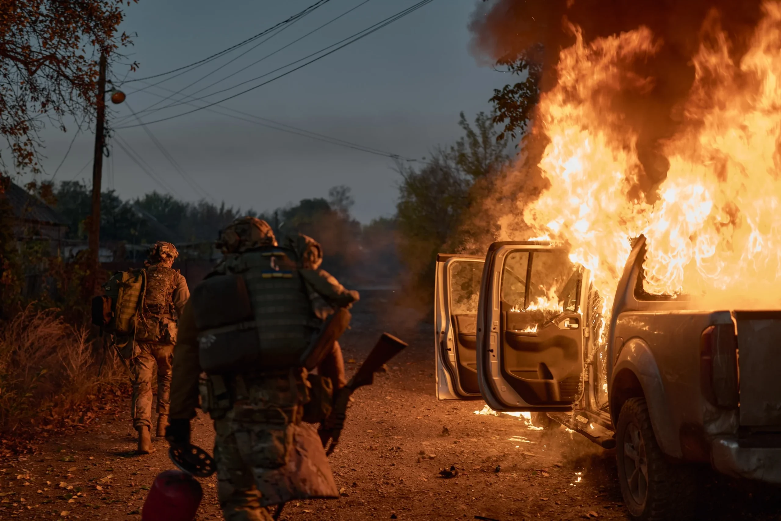 Украинские военные возле горящего авто в серии Либеровых про войну