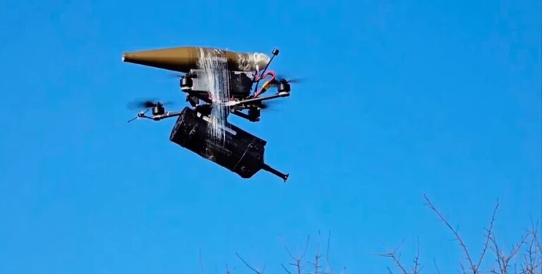 FPV-дрон оккупантов с боевой частью в небе над Харьковщиной
