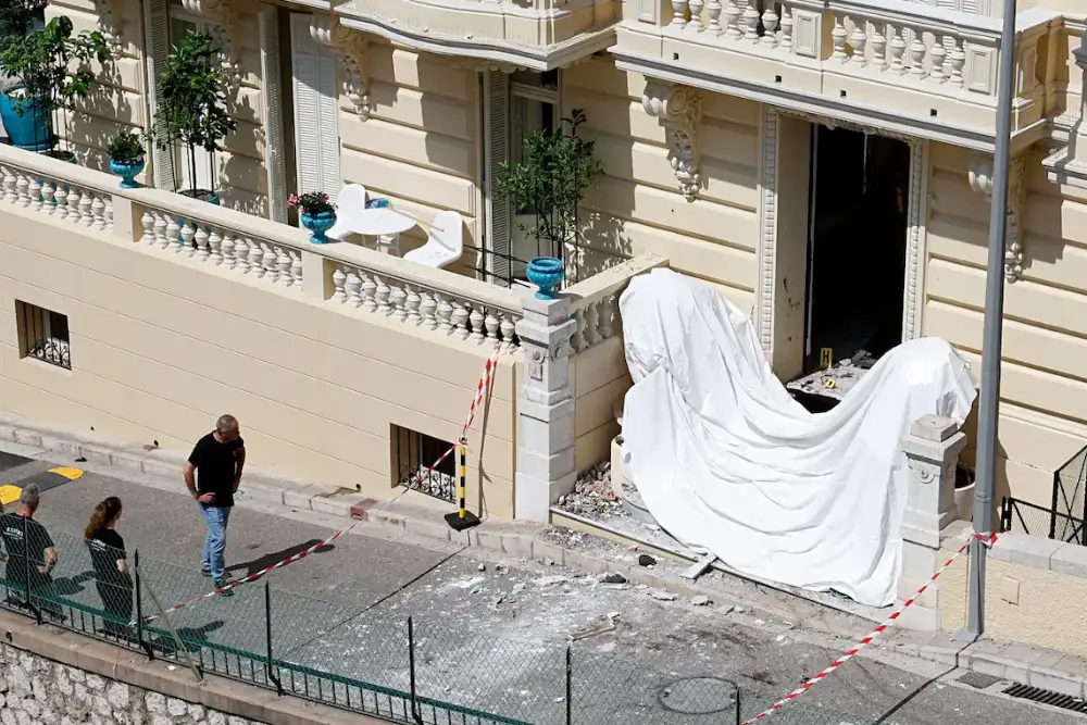 Місце замаху на родину в Монако: накрите тіло на балконі будинку з поліцейською стрічкою