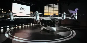 Гібридно-електричний літак Valo Vertical Aerospace на виставці з логотипом на екрані, розроблений для автономних польотів
