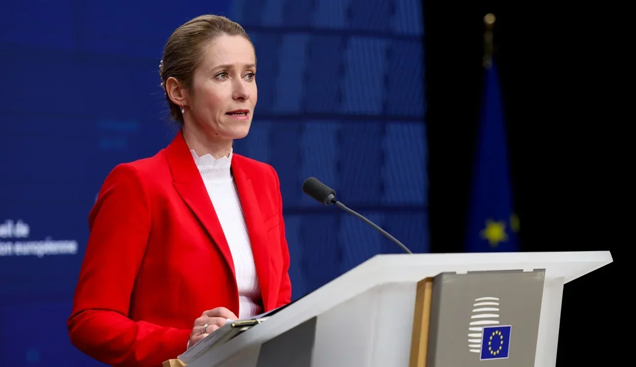 Кая Каллас на трибуні ЄС під час заяви про 21-й пакет санкцій проти РФ