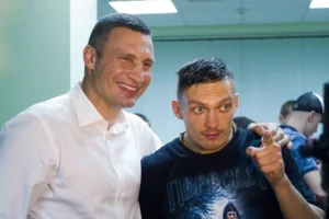 Александр Усик и Виталий Кличко на совместной встрече