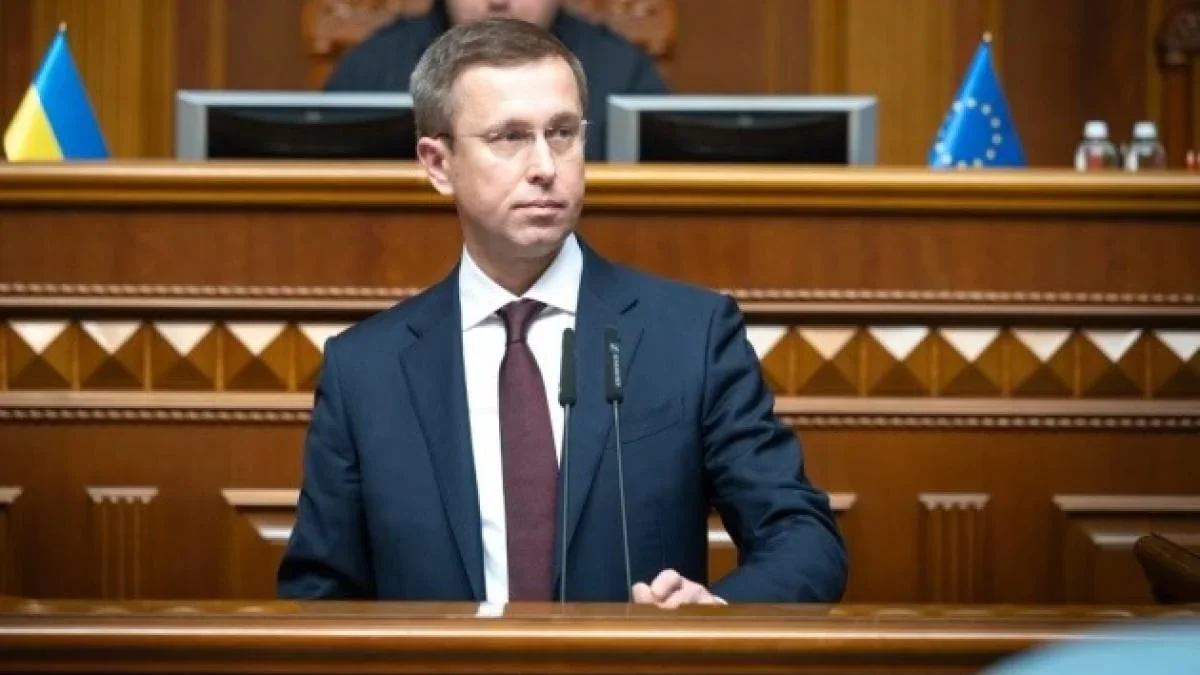 Сергій Корецький виступає у Верховній Раді як новий премєр-міністр України на тлі прапорів ЄС та України