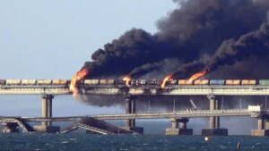 Керченський міст у Криму палає після удару по російській логістиці