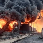 Пылающий нефтеперерабатывающий завод после удара по российской инфраструктуре