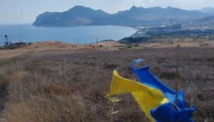 Український прапор на тлі бухти Євпаторії в окупованому Криму