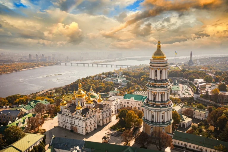 Києво-Печерська лавра: духовна твердиня на дніпровських схилах