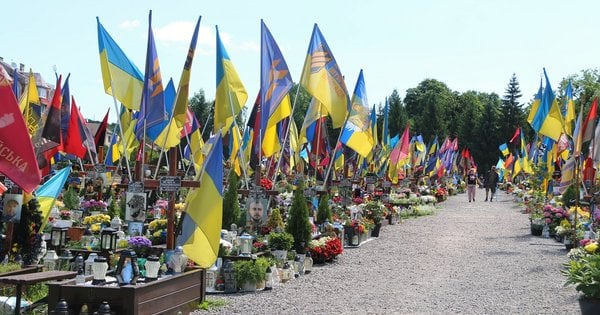 Мер Українки возив пісок з цвинтаря для кооперативу Династія