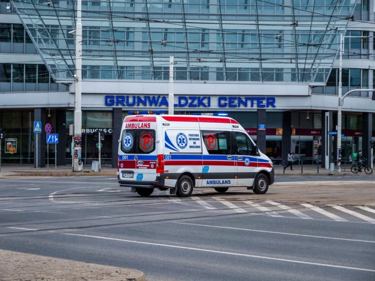 Номер скорой помощи в Польше: 112 и 999 в 2026 году