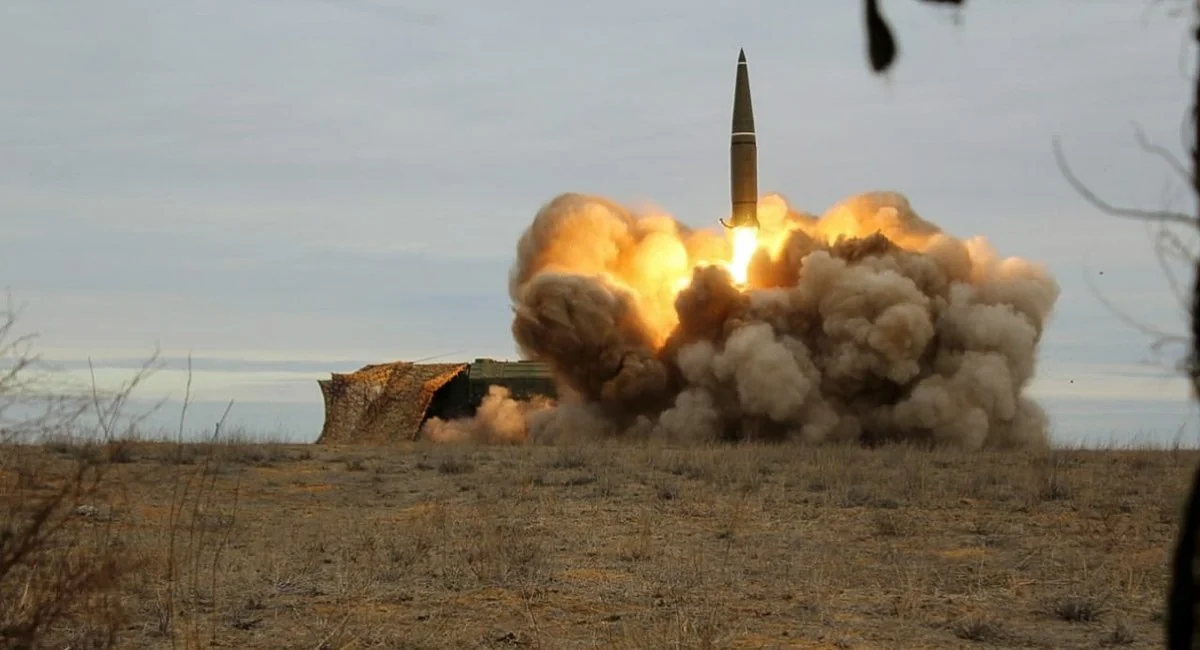 Запуск балістичної ракети з маскованої пускової установки в полі