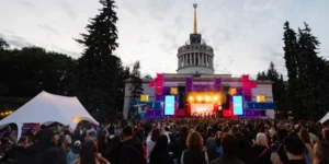 Сцена фестивалю «Покоління» на ВДНГ у Києві з натовпом глядачів