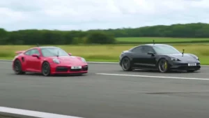 Porsche 911 обганяє Taycan на гоночній трасі