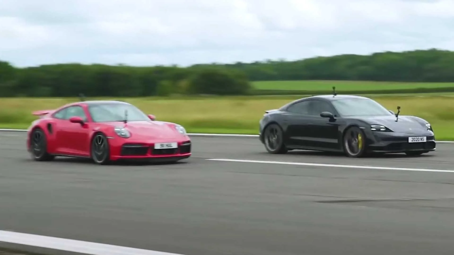 Porsche 911 обганяє Taycan на гоночній трасі