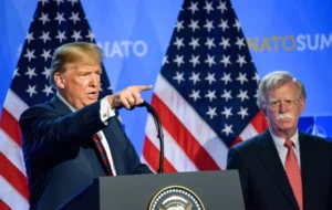 Дональд Трамп выступает на саммите НАТО рядом с Джоном Болтоном