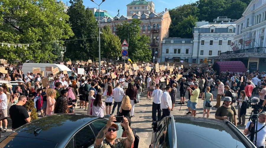 Протестувальники з картонними плакатами проти відставки Федорова в Києві