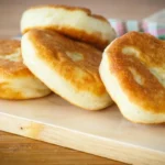 Пиріжки на кефірі: пухкі домашні ласощі за півгодини