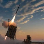 Ракета Patriot стартует с пусковой установки на рассвете