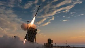 Ракета Patriot стартует с пусковой установки на рассвете