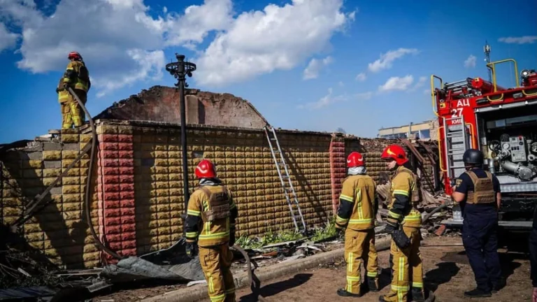 Рятувальники четверту добу борються з наслідками обстрілу Вишневого