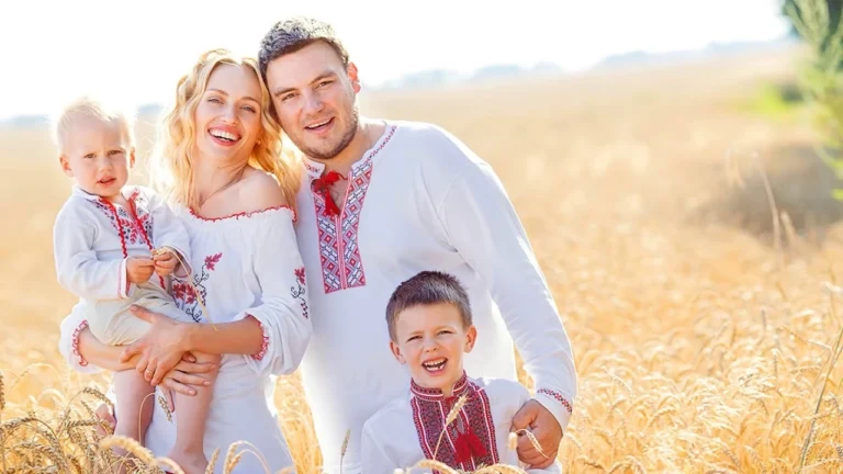 Родина і сім’я різниця в українській мові та традиціях
