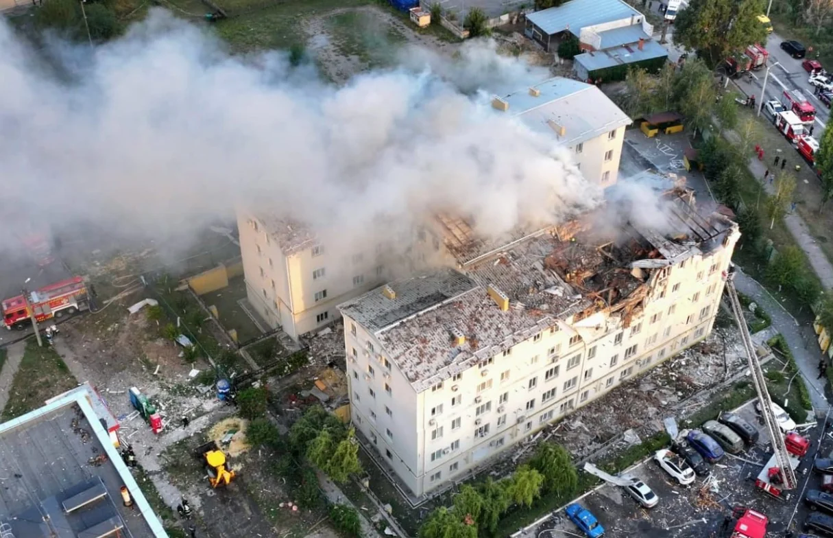 Пошкоджена багатоповерхівка в Харкові після удару дрона з димом та пожежними авто