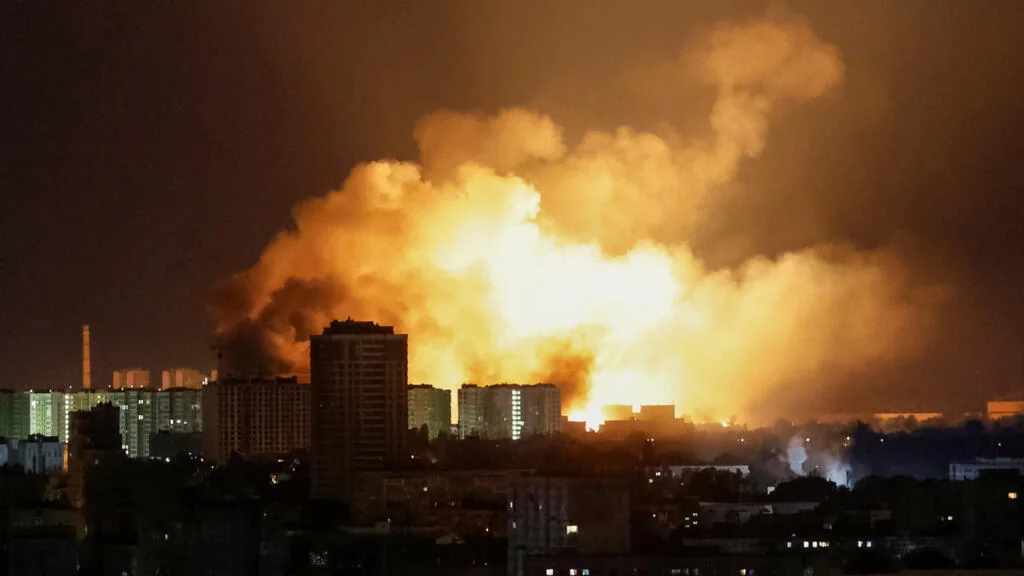 Взрывы и пожар в Киеве после массированного удара России ночью