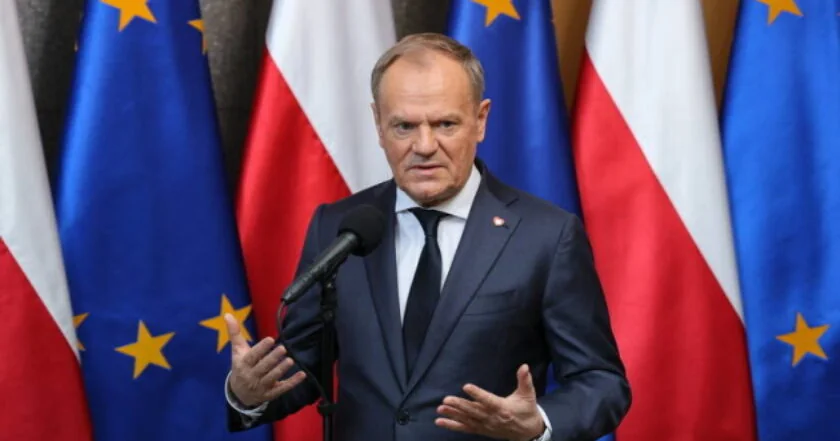 Дональд Туск на пресконференції закликає до діалогу з Україною