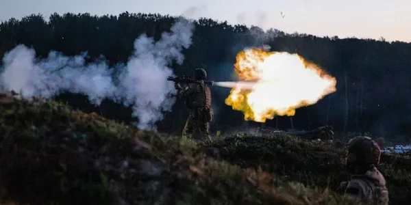 Воїн ЗСУ веде вогонь з гранатомета під час боїв за Гришине