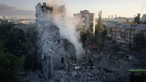 Пошкоджена багатоповерхівка в Києві після російської атаки