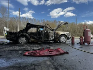 Згорілий автомобіль на АЗС у Сумах після удару шахеда