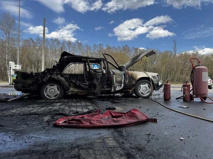Згорілий автомобіль на АЗС у Сумах після удару шахеда
