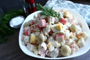 Салат з сиром косичка і крабовими паличками: швидкий рецепт