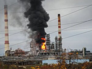 Повреждённый Саратовский НПЗ с огнём и чёрным дымом после атаки дронов